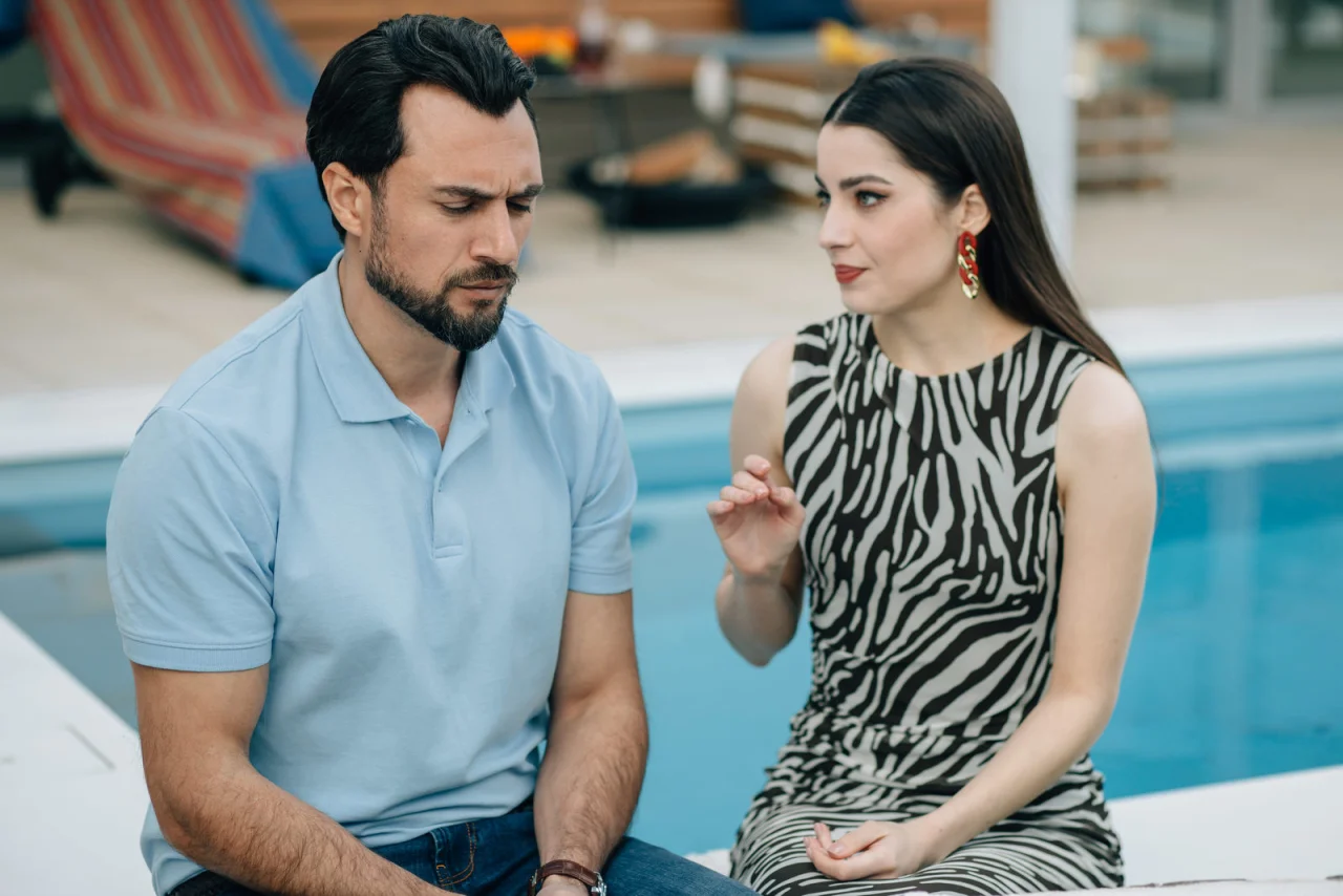 Обложка На разных берегах (2025)