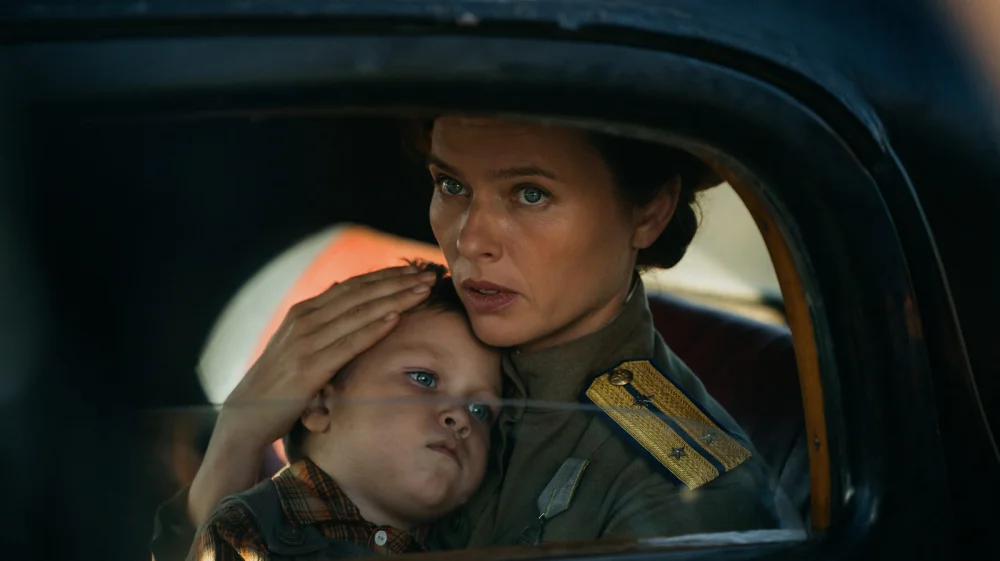 Никита Высоцкий и Сергей Снежкин рассказывают о сюжете и героях в эксклюзивной фичуретке фильма «Август»