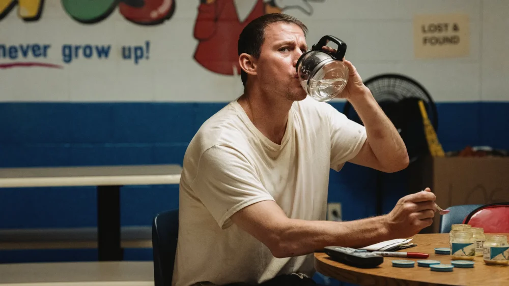 «Грабитель с крыши»: Ченнинг Татум ворует «Макдоналдс» ради любви — и немного детства