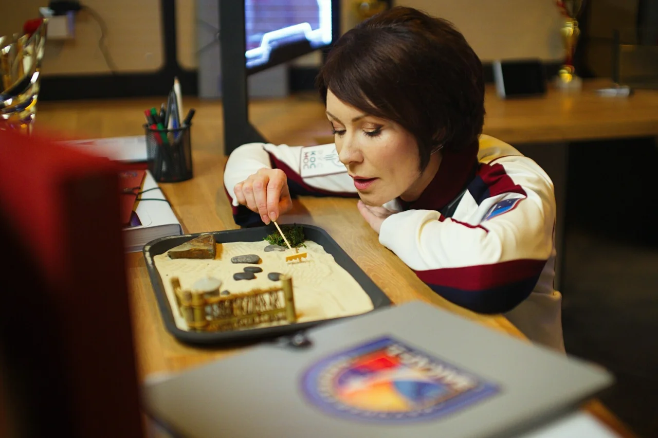 Обложка Луна и мир (2025)