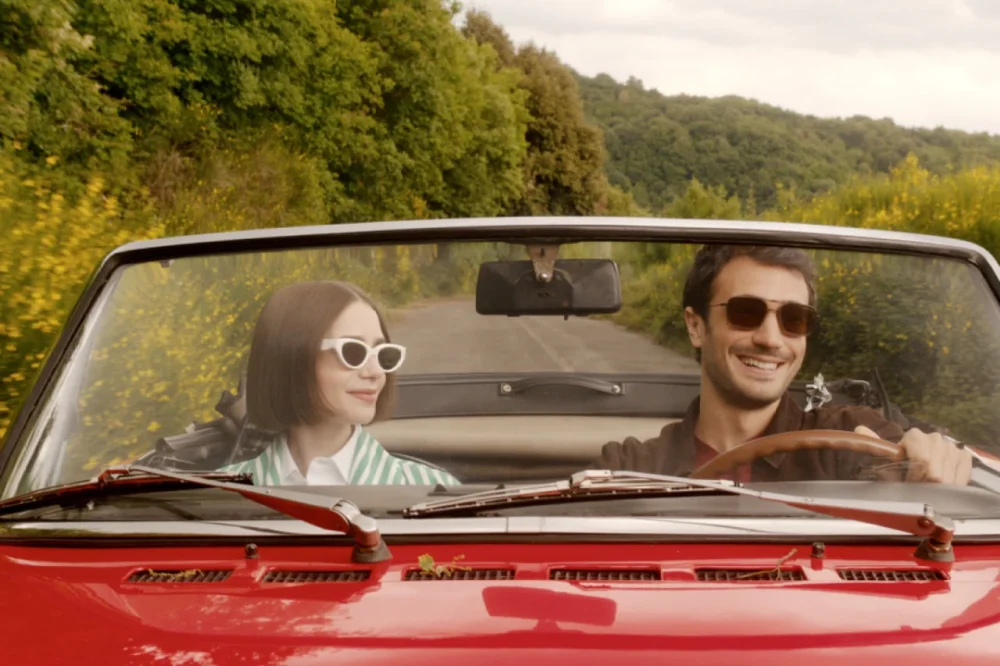 Netflix показал трейлер пятого сезона «Эмили в Париже»: к Лили Коллинз присоединилась Минни Драйвер