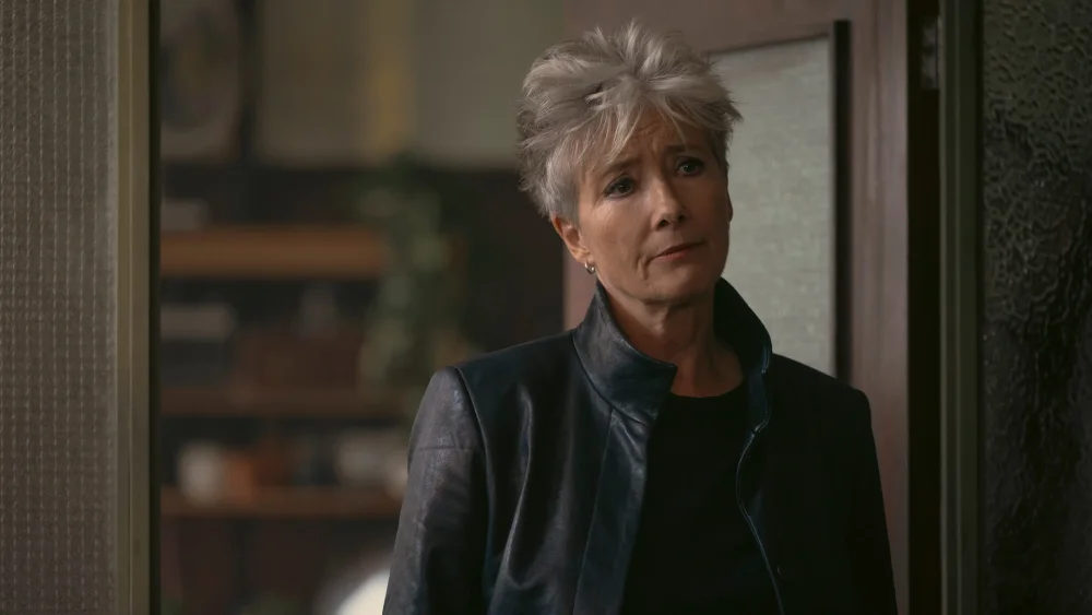 Эмма Томпсон ищет пропавшую девочку в мрачном детективе Apple TV+ «Вниз по дороге к кладбищу»