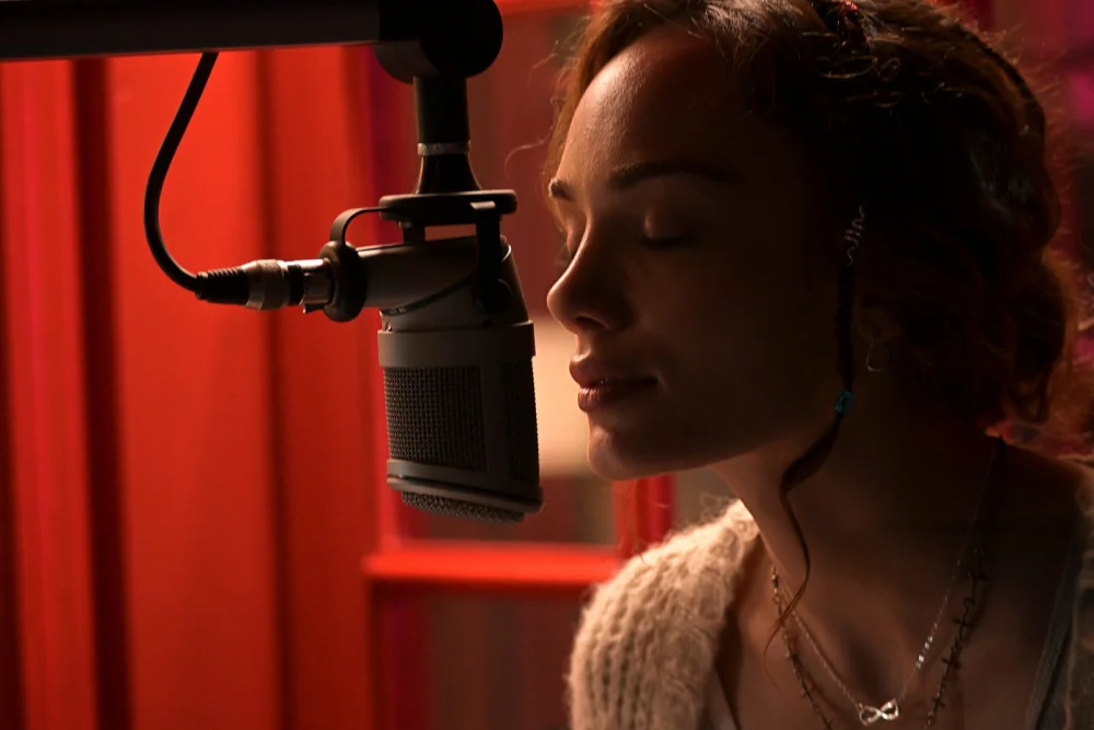 Голос украли у актрисы: как история Алены Андроновой превратилась в триллер «Синтетика»