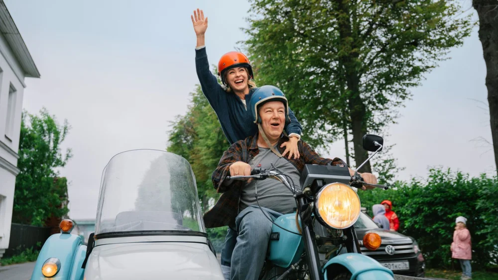 Робак меняет завод на гель-лак: зачем актер лег в гроб ради сериала про маникюр