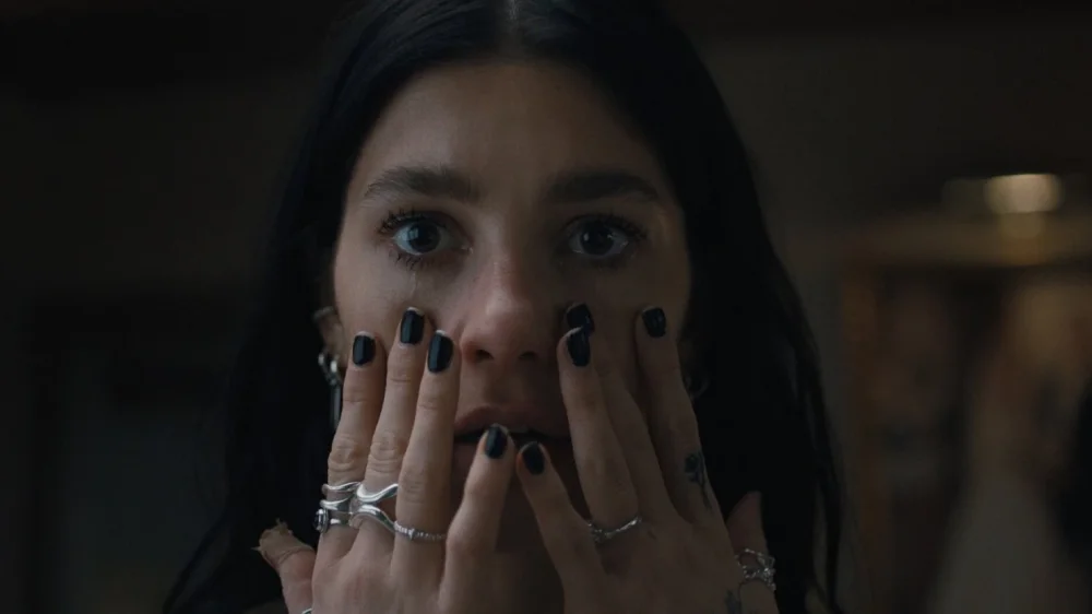 Первый тизер «Что-то очень плохое должно случиться» нагоняет интригу