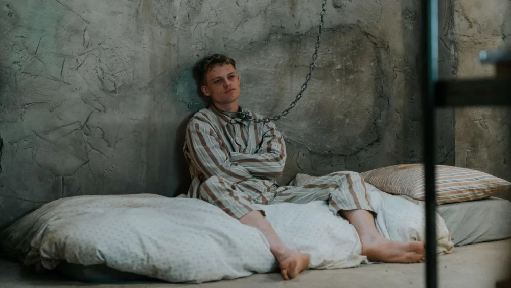 Перевоспитание с цепью на шее: Стивен Грэм и Андреа Райзборо устроили частную тюрьму в триллере «На цепи»