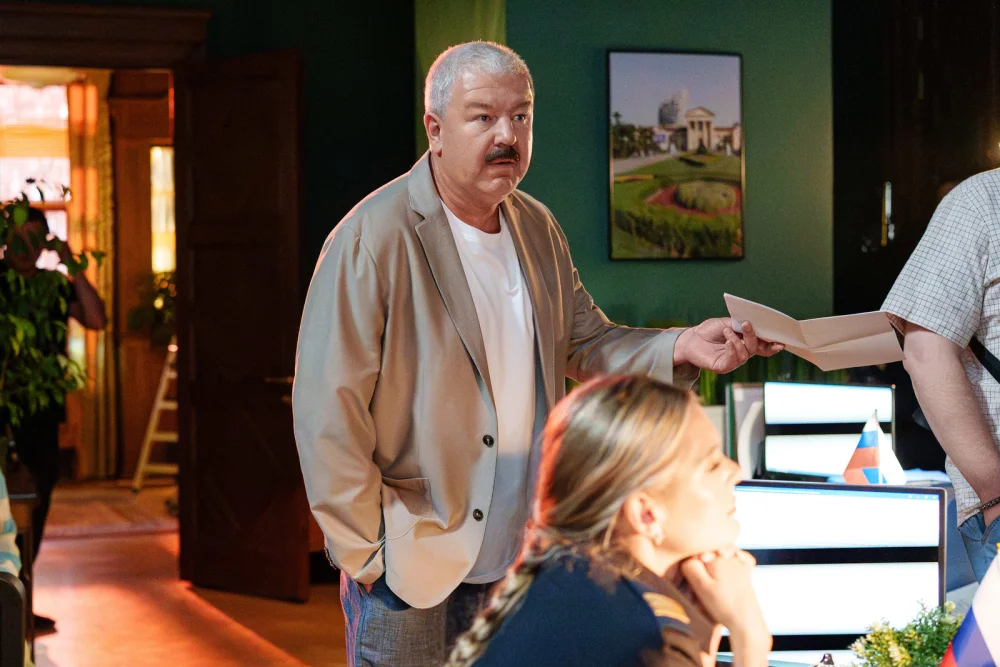 Робак в Сочи против фальшивых денег и курортного хаоса: стартует комедийный детектив «Отдел резонансных дел»