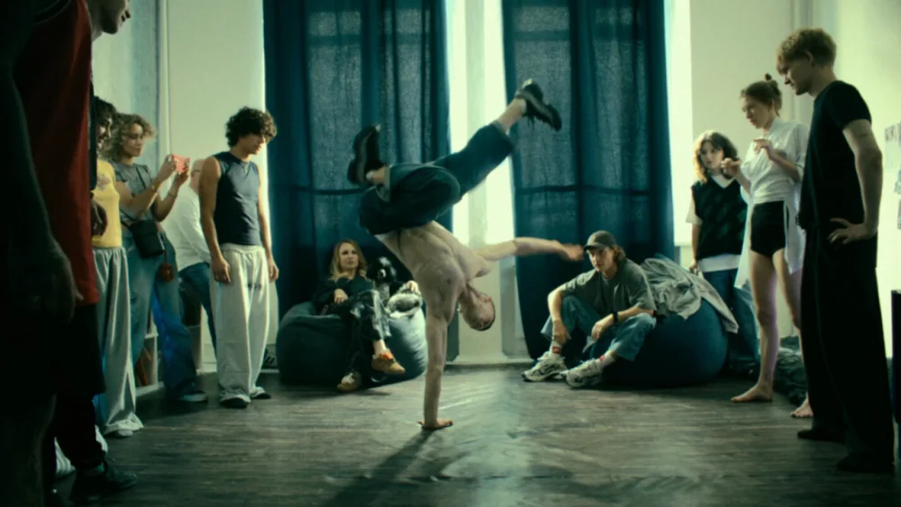 Пока небо смотрит | Русский трейлер | 2026 | смотреть онлайн - garry.cool