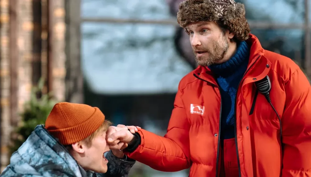 Крановщик против элиты: ТНТ снял «Горнолыжку», где бедность врывается на курорт без приглашения