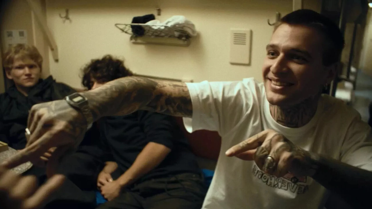 Обложка Пока небо смотрит (2026)