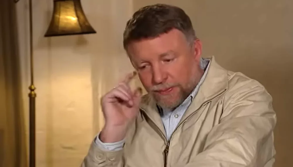 Гай Ричи снова попал в ловушку: фильм с Хопкинсом и Камбербэтчем остался без даты премьеры