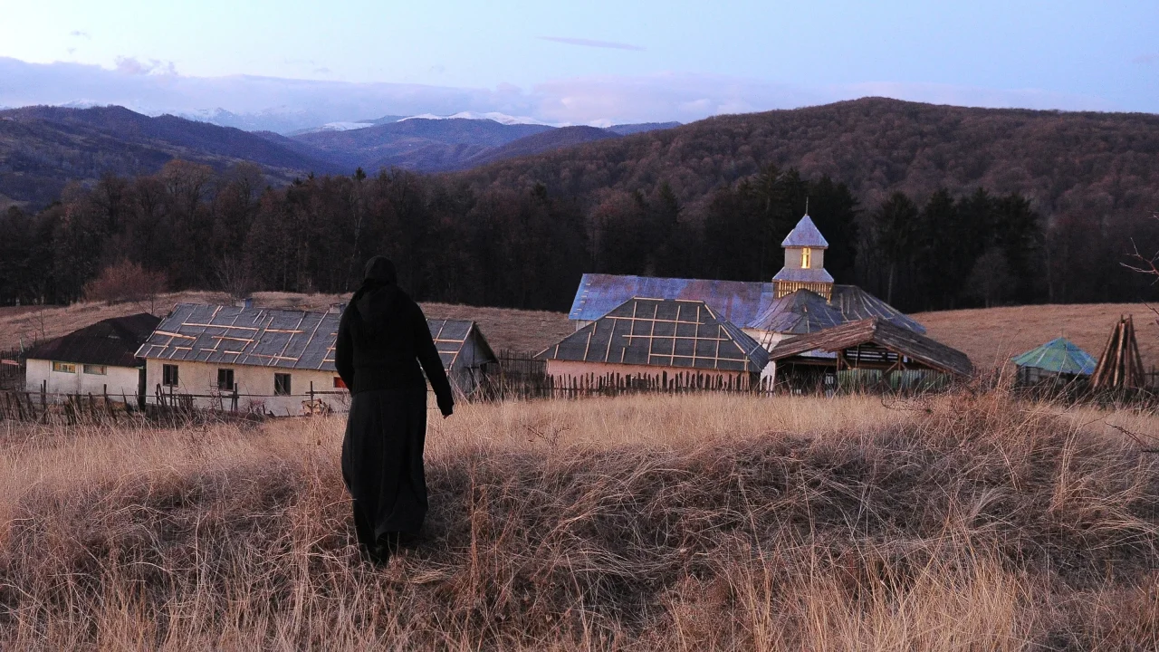 Обложка За холмами (2012)