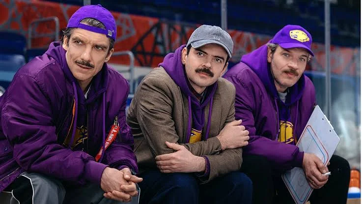 Хоккейный аутсайдер и тренер не по профилю: на «Кинопоиске» стартовал сериал «Седьмой игрок»