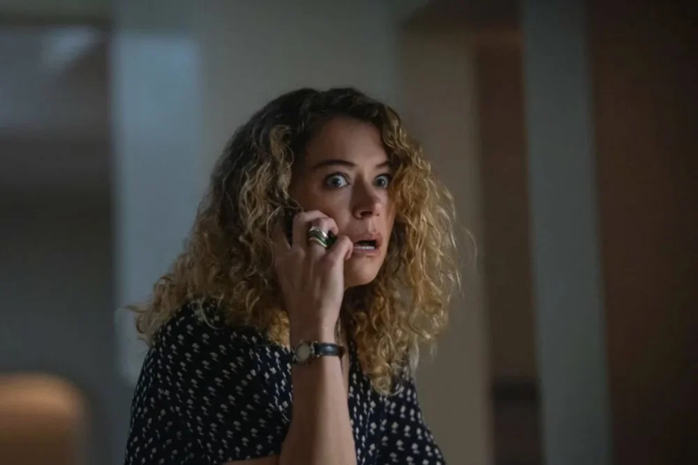 Татьяна Маслани снова полезет в заговор: сериал «Максимальное удовольствие гарантировано» продлили на второй сезон